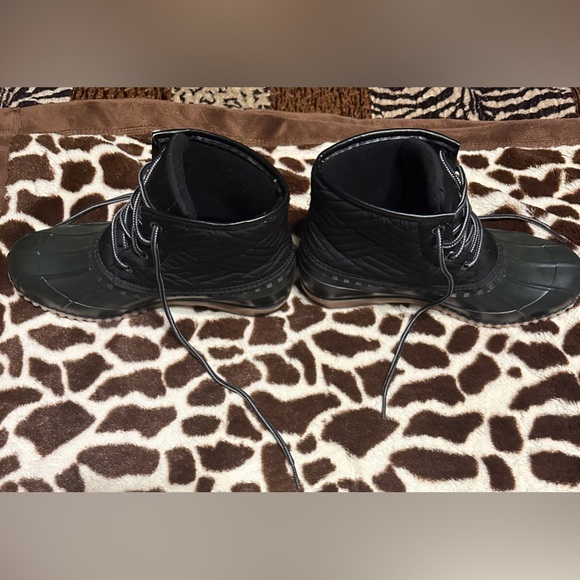 Magellan women’s boots, size 8, pet and smoke free home. - Picture 2 of 8